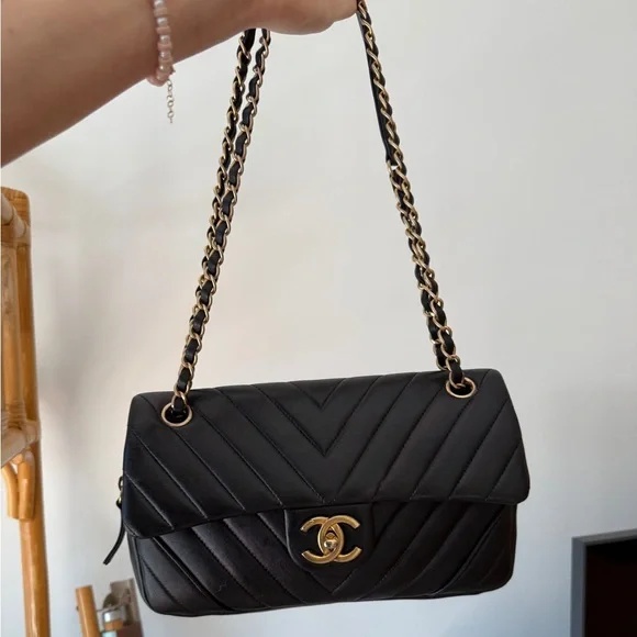 Chanel flap bag black and gold - Picture 1 of 12
